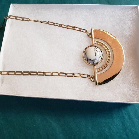 2/10 Gold tone necklace with white faux stone - Picture 2 of 4